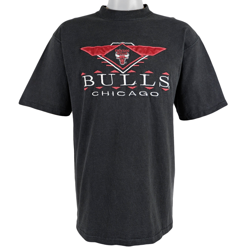 NBA (Logo Athletic) - Chicago Bulls spell-Out T-Shirt 1990s Large Vintage Retro Basketball