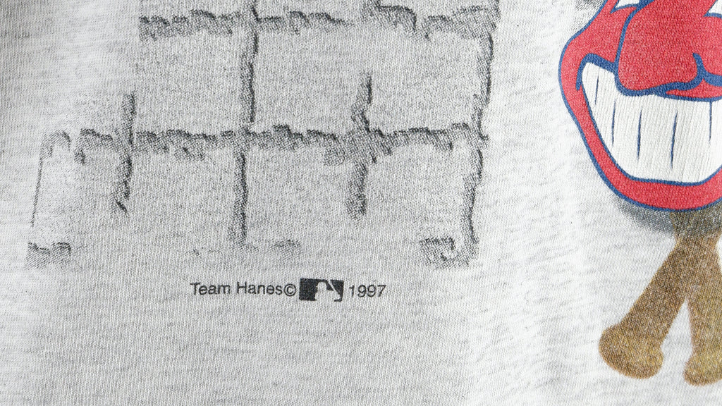 MLB (Hanes) - Cleveland Indians T-Shirt 1997 X-Large Vintage Retro Baseball