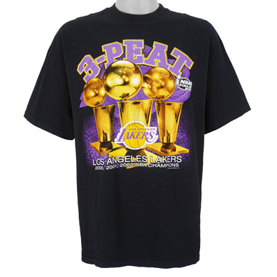 NBA (M&O) - Los Angeles Lakers 3-PEAT NBA Champions T-Shirt 2002 X-Large