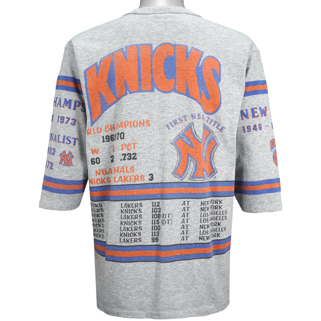 NBA (Long Gone) - New York Knicks Spell-Out T-Shirt 1990s Large Vintage Retro Basketball
