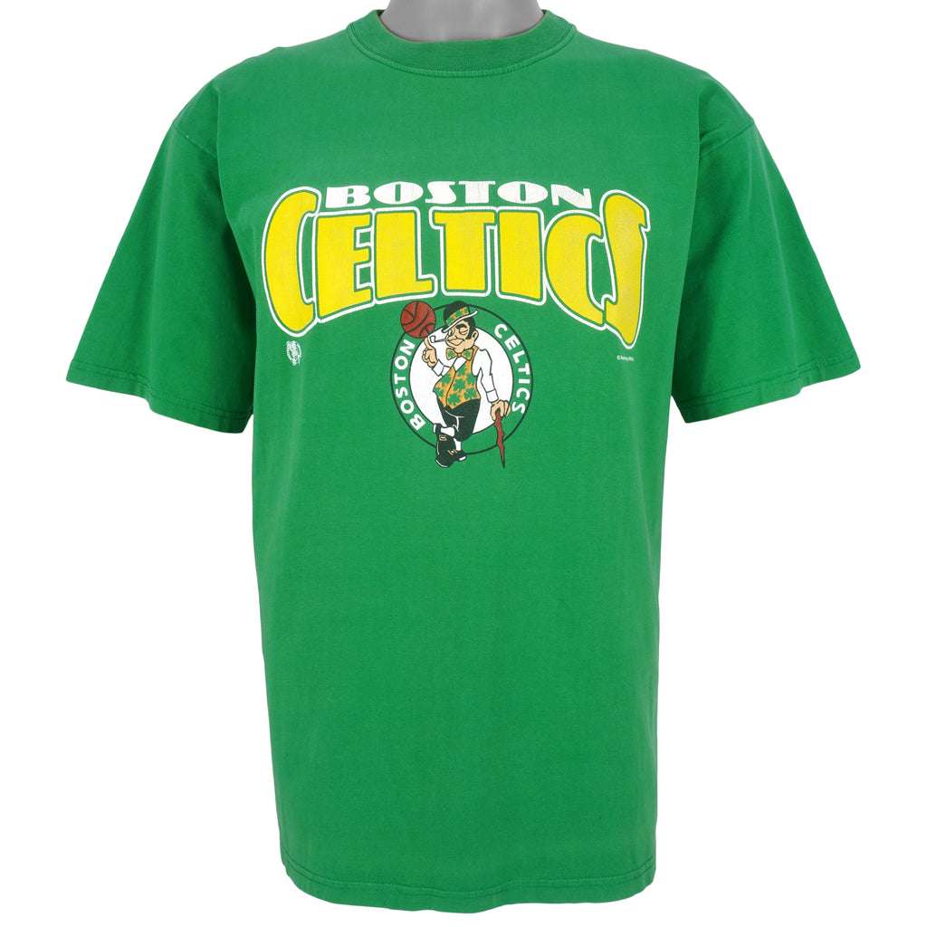 NBA (Nutmeg) - Green Boston Celtics Spell-Out T-Shirt 1990s Large Vintage Retro Basketball