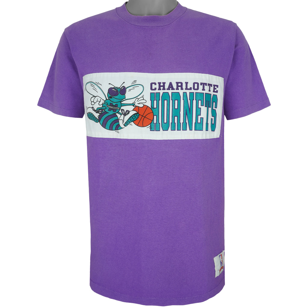 NBA (Nutmeg) -  Charlotte Hornets Spell-Out T-Shirt 1990s Large Vintage Retro Basketball