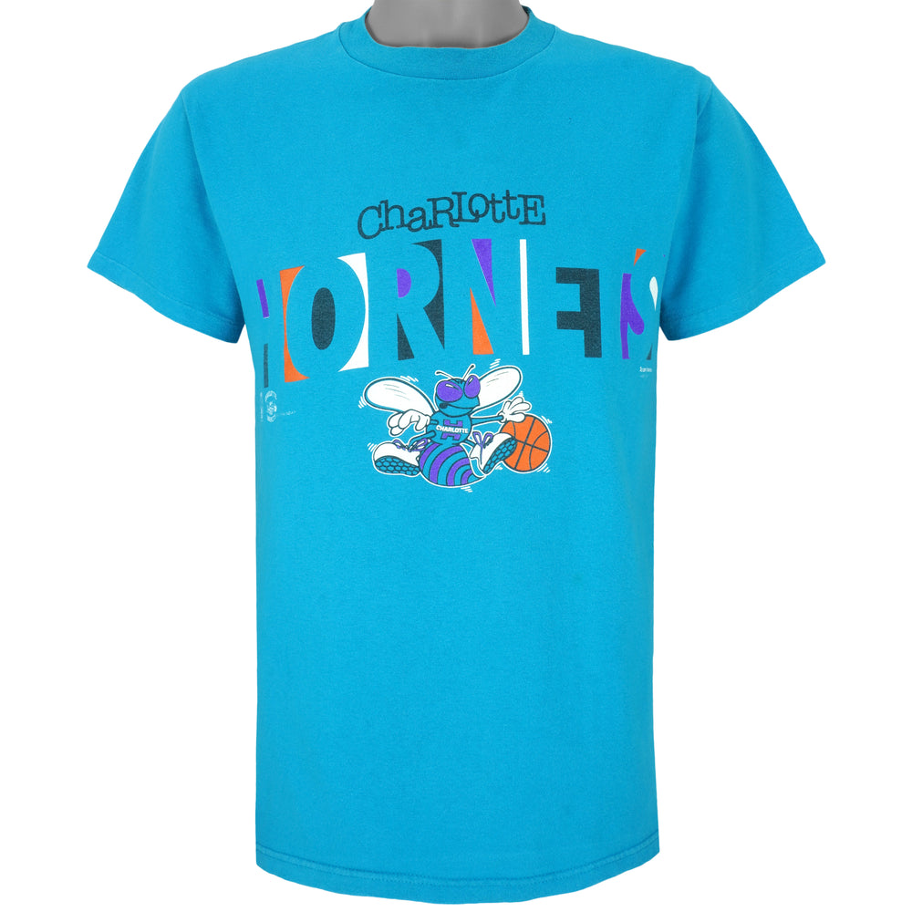 NBA (Hanes) - Blue Charlotte Hornets T-Shirt 1990s Medium Vintage Retro Basketball