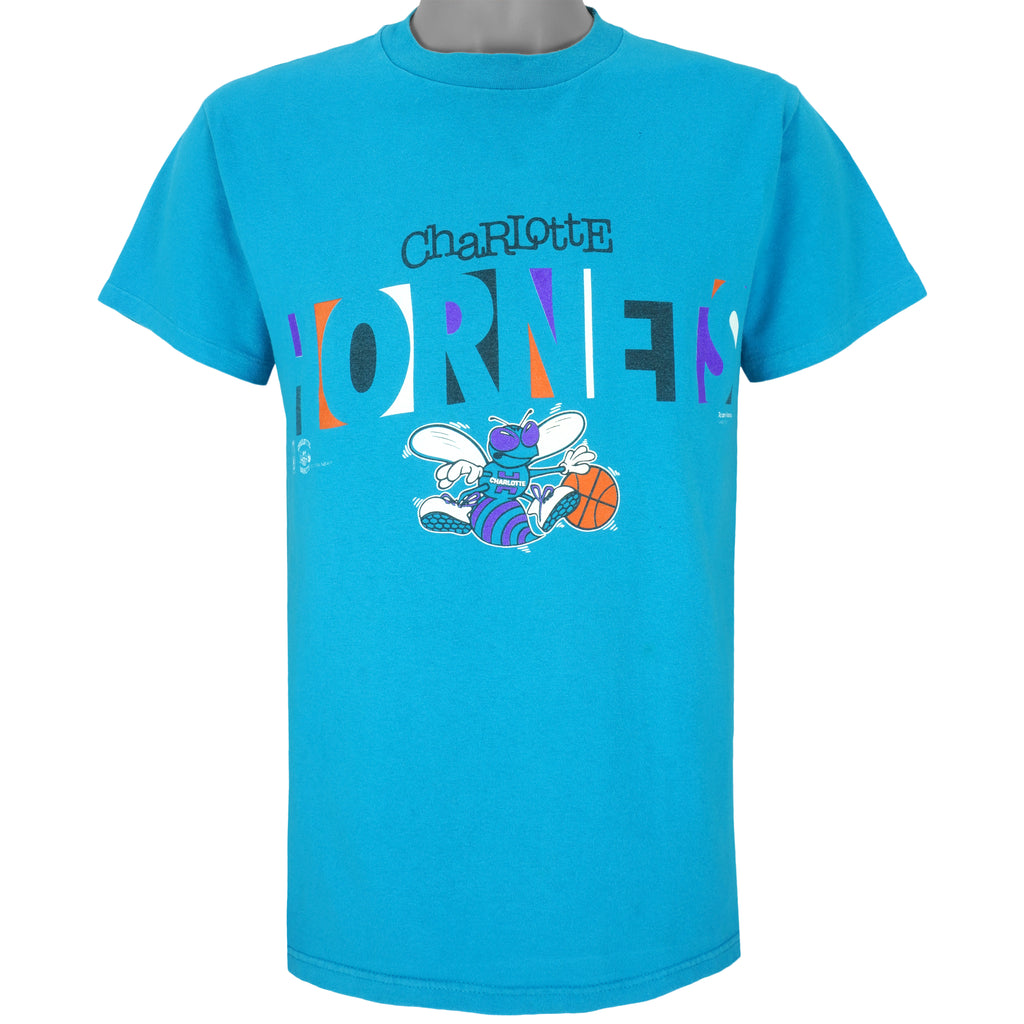 NBA (Hanes) - Blue Charlotte Hornets T-Shirt 1990s Medium Vintage Retro Basketball
