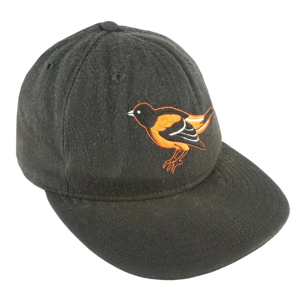 MLB (New Era) - Baltimore Orioles Embroidered Fitted Hat 1990s 7 1/4 Vintage Retro Baseball