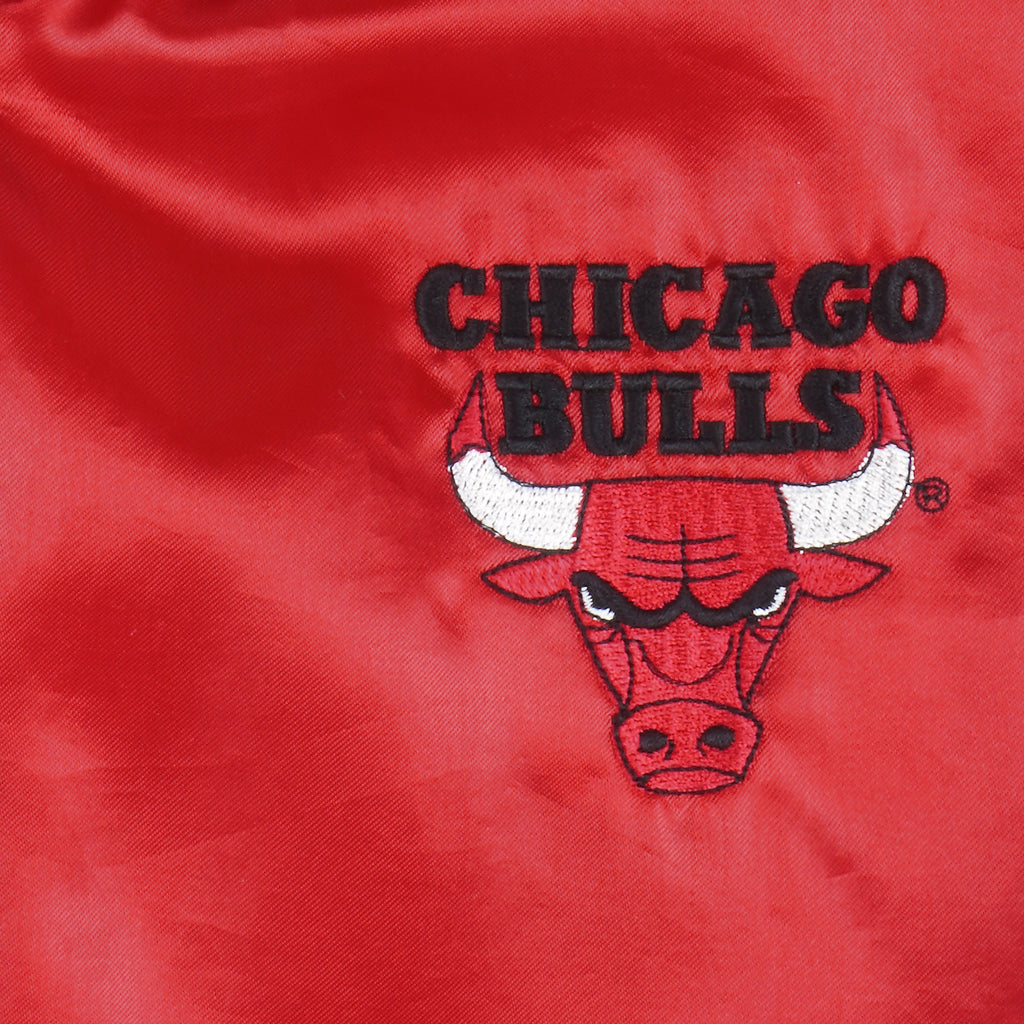NBA (Swingster) - Red Chicago Bulls Spell-Out Satin Jacket 1990s X-Large Vintage Retro Basketball
