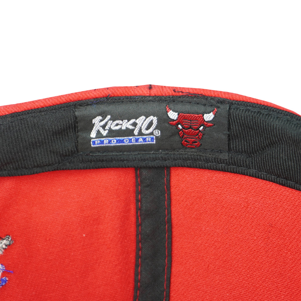 NBA (Kick 10) - Chicago Bulls Embroidered Logo Strapback Hat 1990s OSFA Vintage Retro Basketball