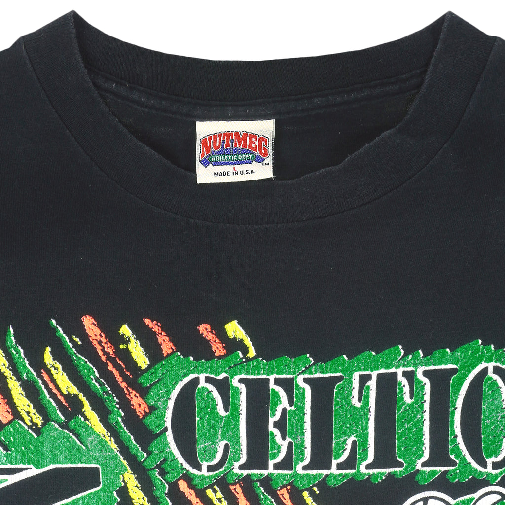 NBA (Nutmeg) - Black Boston Celtics Spell-Out T-Shirt 1990s Large Vintage Retro