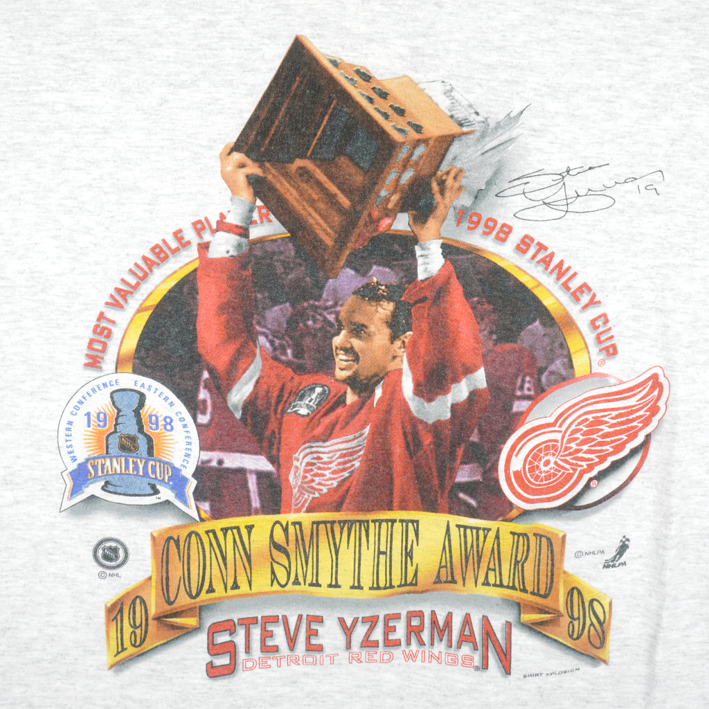NHL (Nutmeg) - Detroit Red Wings, Steve Yzerman T-Shirt 1998 Large Vintage Retro Hockey