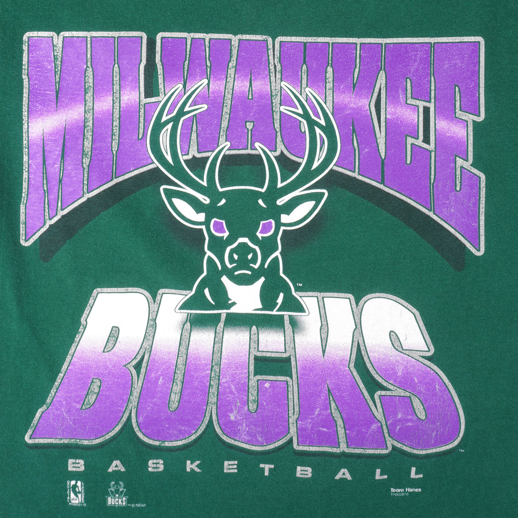 NBA (Hanes) - Green Milwaukee Bucks T-Shirt 1990s Large Vintage Retro Baseketball