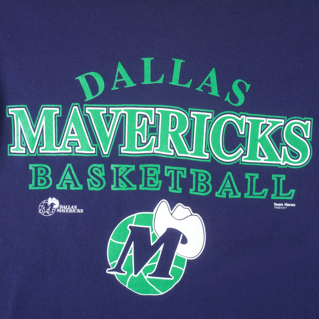 NBA (Team Hanes) - Dallas Mavericks Spell-Out T-Shirt 1990s Medium Vintage Retro