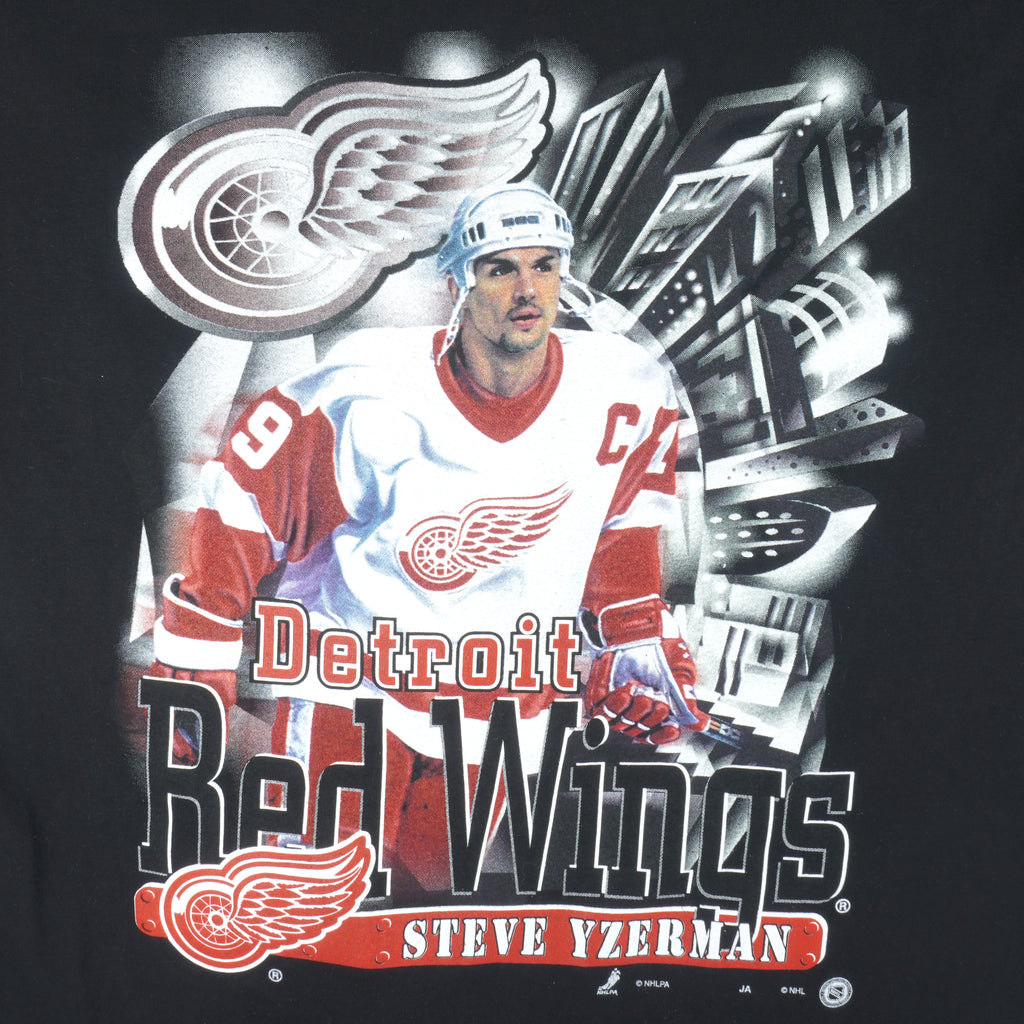 NHL (Joy Athletic) - Detroit Red Wings Steve Yzerman T-Shirt 1990s Large Vintage Retro Hockey