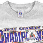 NHL (Logo 7) - Philadelphia Flyers VS Detroit Red Wings T-Shirt 1997 X-Large Vintage Retro Hockey