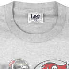 NFL (Lee) - Tampa Bay Buccaneers Warrick Dunn Running Back T-Shirt 1990s Medium Vintage Retro Football