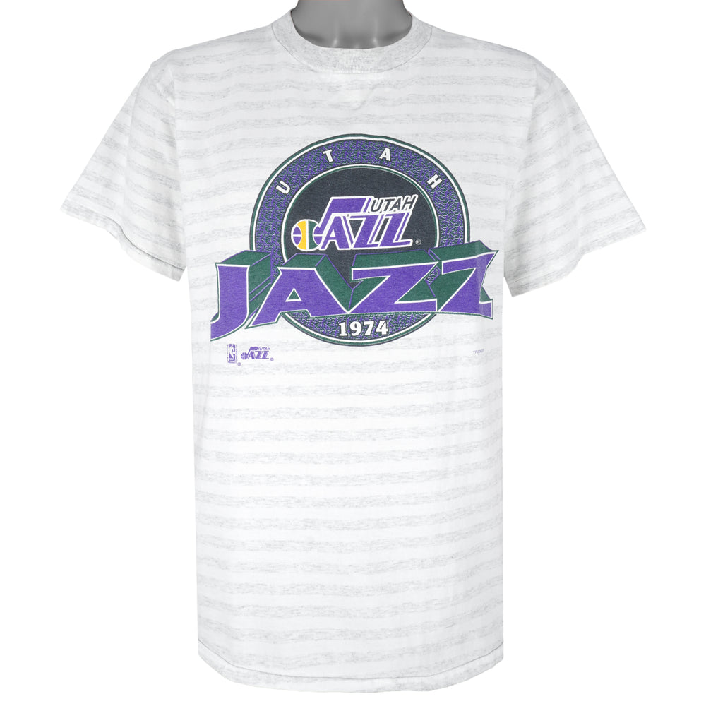 NBA (Trench) - Utah Jazz Spell-Out T-Shirt 1990s Large Vintage Retro Basketball 