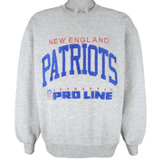 NFL (Russell) - New England Patriots Embroidered Crew Neck Sweatshirt 1990s Large Vintage Retro Football
