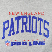 NFL (Russell) - New England Patriots Embroidered Crew Neck Sweatshirt 1990s Large Vintage Retro Football