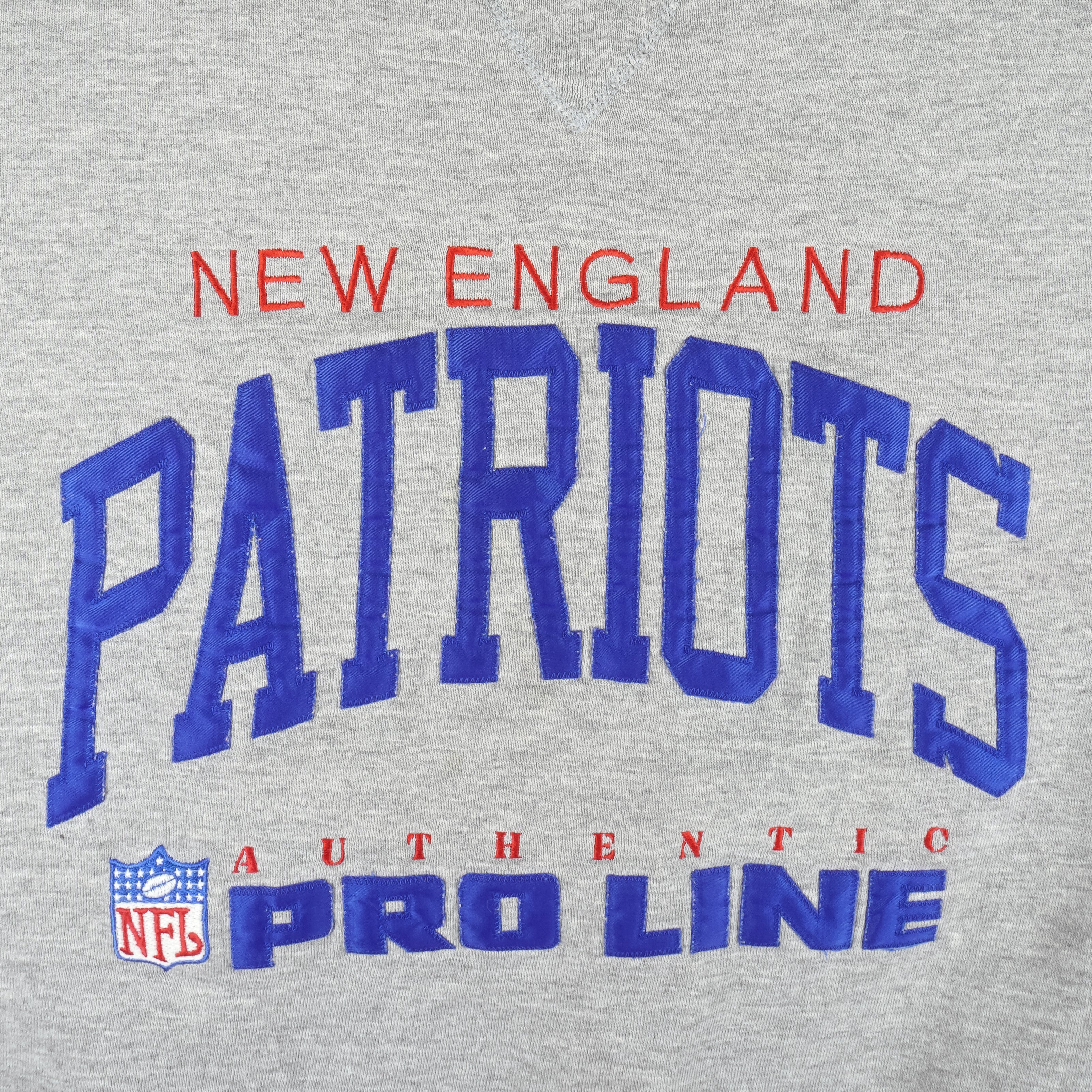 NFL (Russell) - New England Patriots Embroidered Crew Neck Sweatshirt 1990s Large Vintage Retro Football