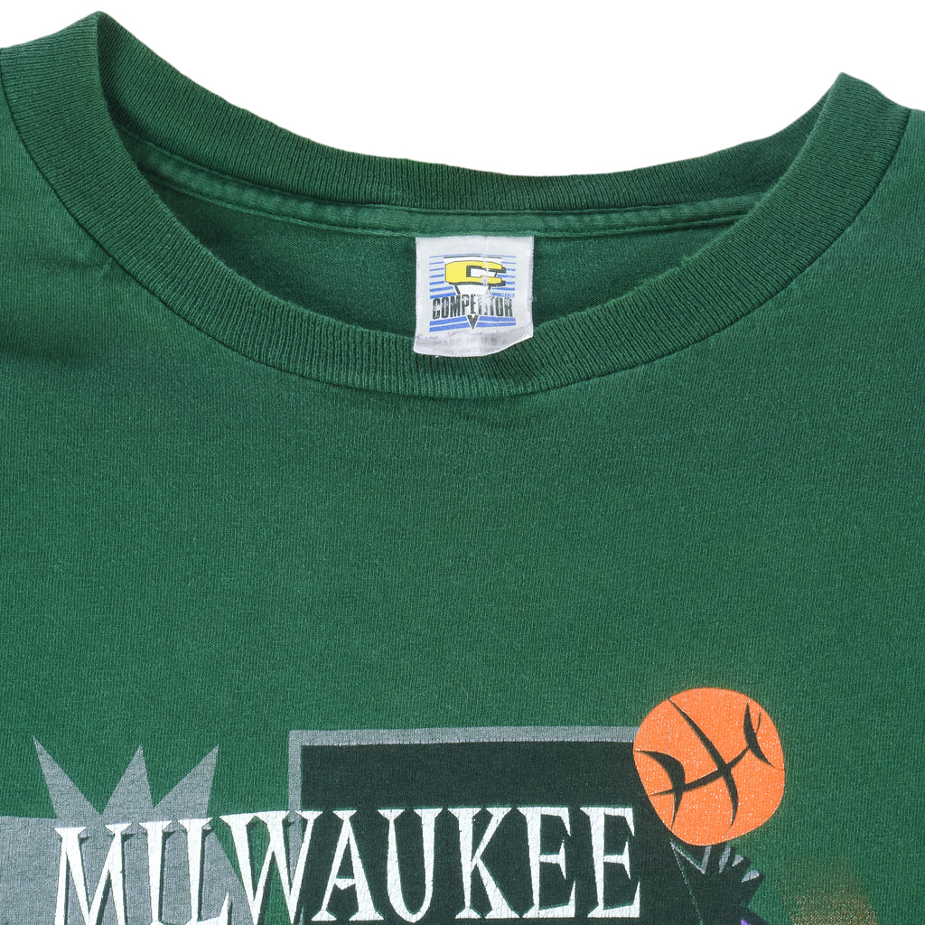 NBA (Competitor) - Green Milwaukee Bucks Single Stitch T-Shirt 1990s X-Large Vintage Retro Basketball