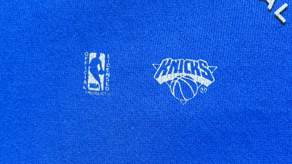 NBA (Logo 7) - New York Knicks Crew Neck Sweatshirt 1990s Medium Vintage Retro Basketball